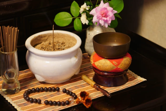 仏壇に線香を供えているイメージ