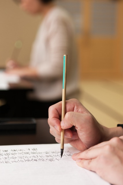 写経道場で写経をするイメージ