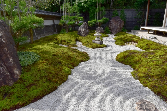 長谷寺の書院前の枯山水