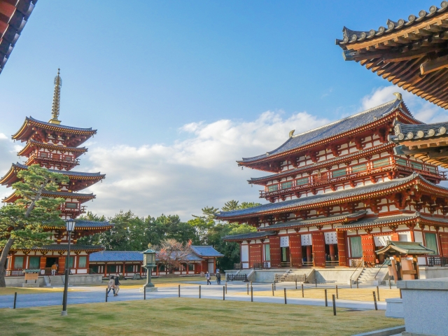 薬師寺の金堂と西塔